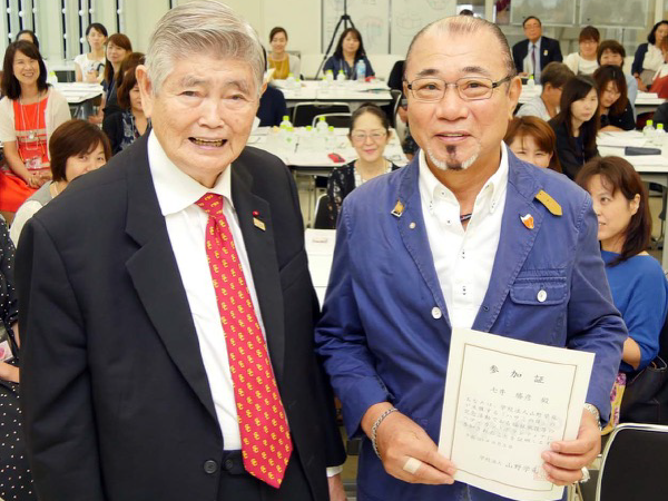 「ハサミの日」記念ボランティア活動参加者に参加証を贈る